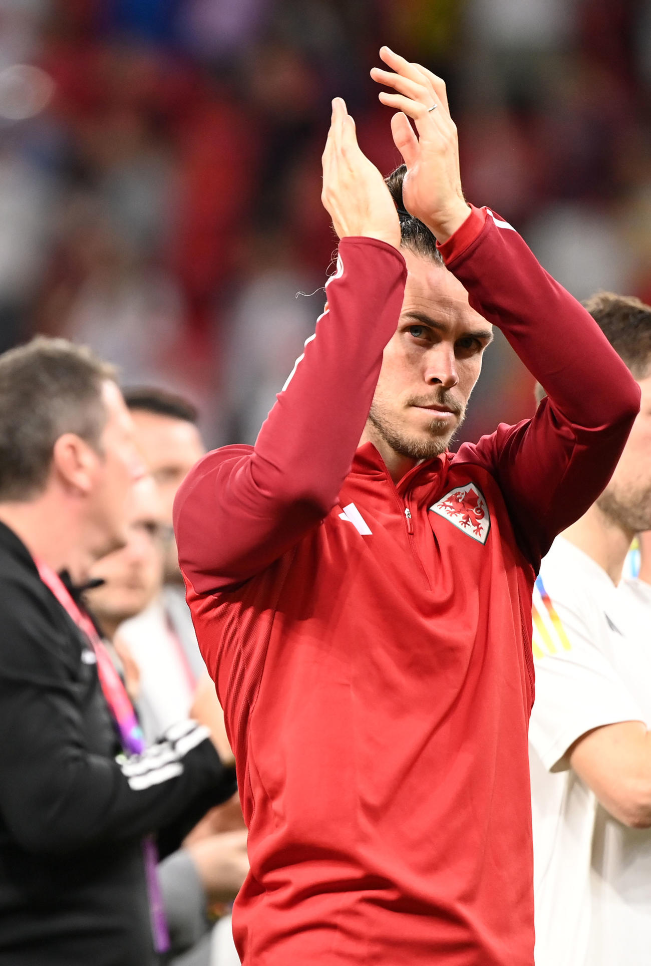 ウェールズ対イングランド　試合を終え声援に応えるウェールズ代表ギャレス・ベール（撮影・横山健太）