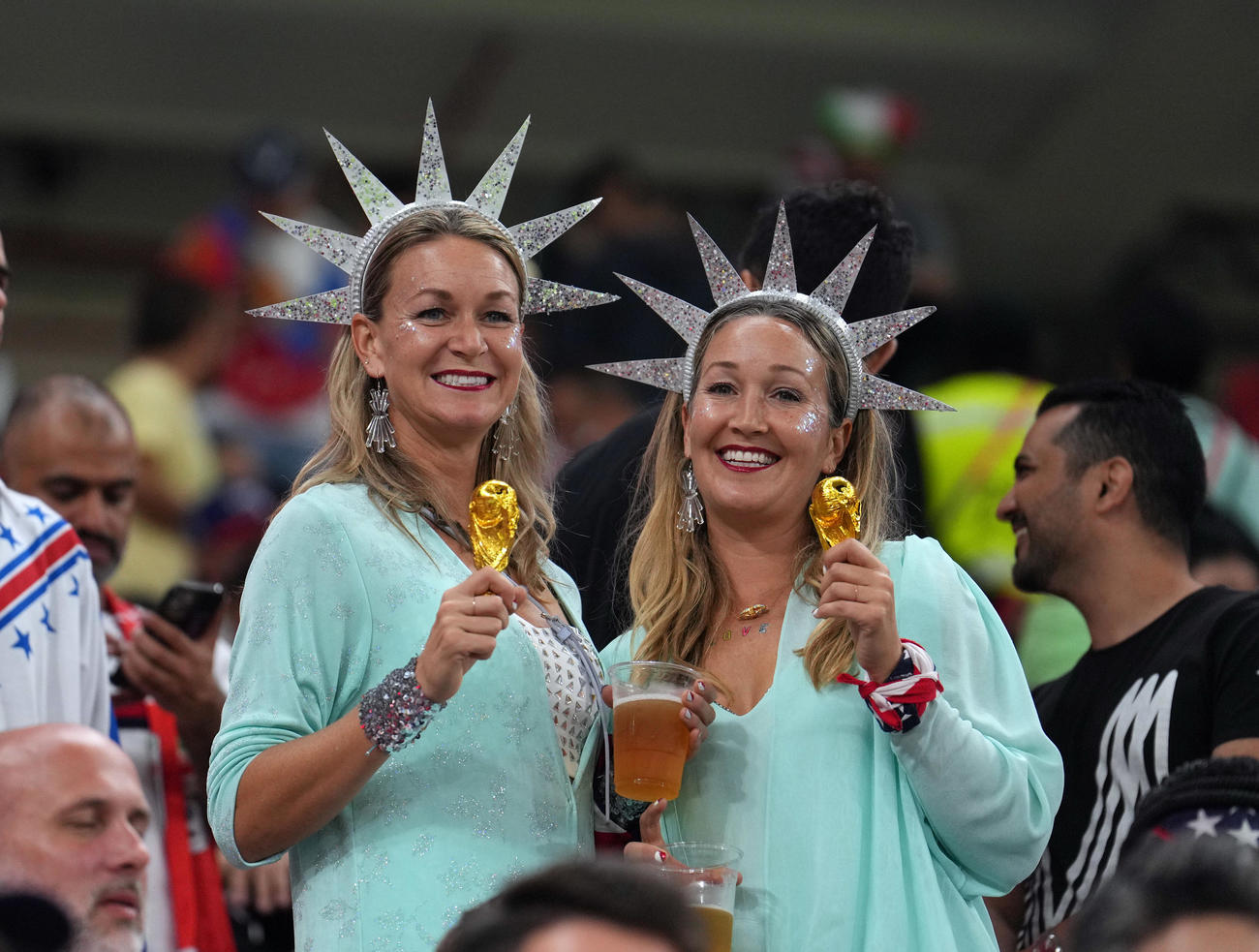イラン対米国　自由の女神に扮したアメリカサポーター（撮影・パオロ　ヌッチ）