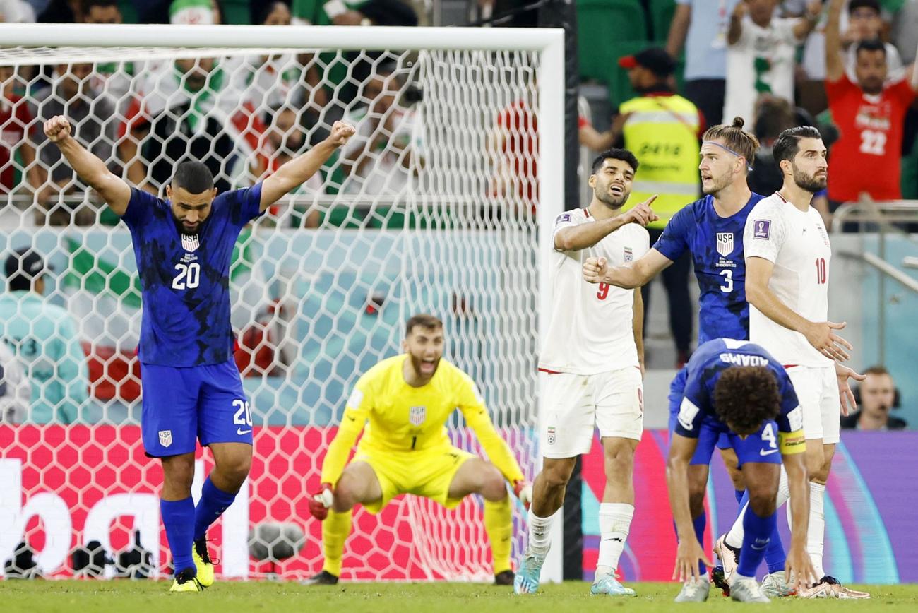 イランに競り勝ち決勝トーナメント進出を決め、ガッツポーズする米国のカータービッカーズ（左端）（共同）