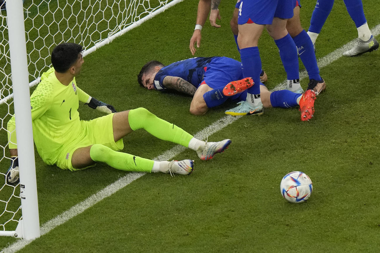 ゴールを決めた米国プリシッチはイランGKと激しくぶつかり倒れ込む（AP）