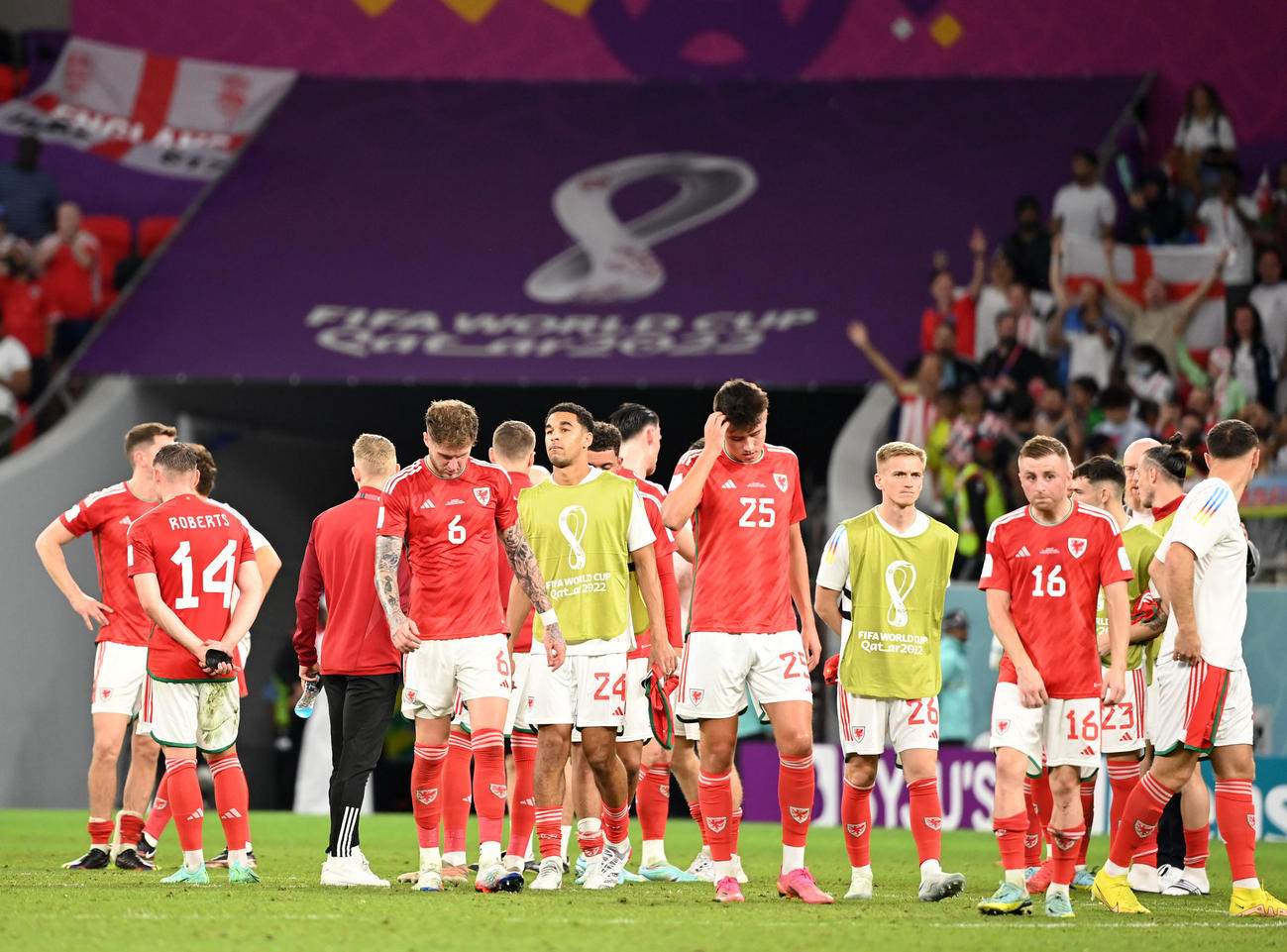 ウェールズ対イングランド　予選突破がかなわず肩を落とすウェールズイレブン（撮影・横山健太）