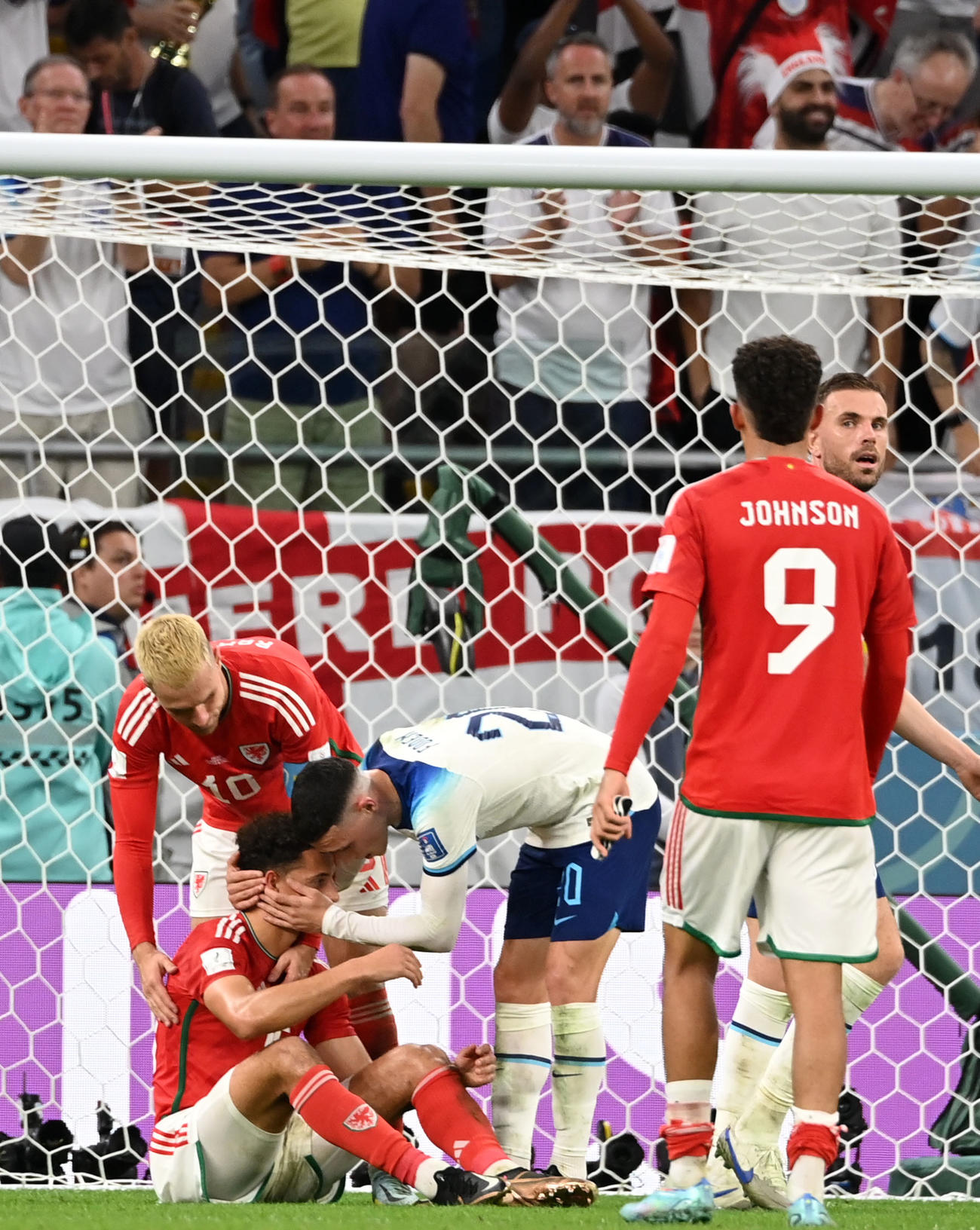 ウェールズ対イングランド　試合を終え健闘を称え合う両イレブン（撮影・横山健太）