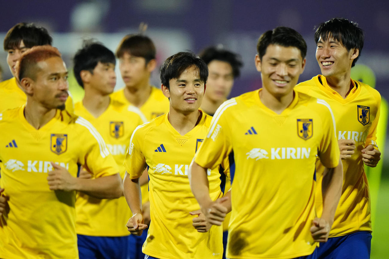 ランニングする久保建英（中央）ら日本代表の選手たち（撮影・江口和貴）