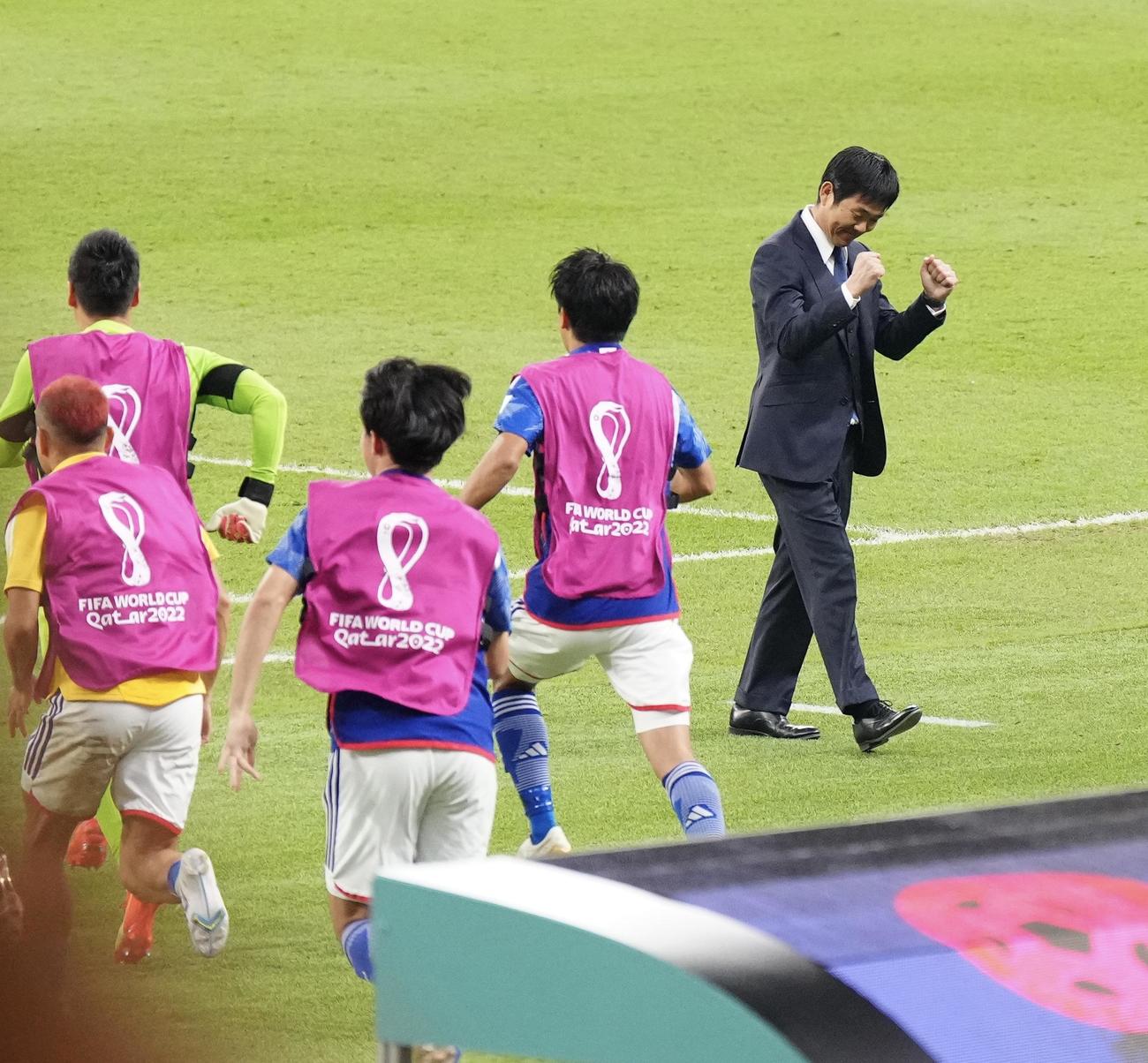 日本対スペイン スペインに勝利し、ガッツポーズを見せる森保一監督（撮影・江口和貴）