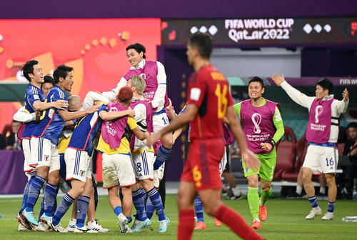 日本対スペイン　後半、勝ち越しゴールを決めた田中をもみくちゃにして祝福する日本イレブン（撮影・横山健太）