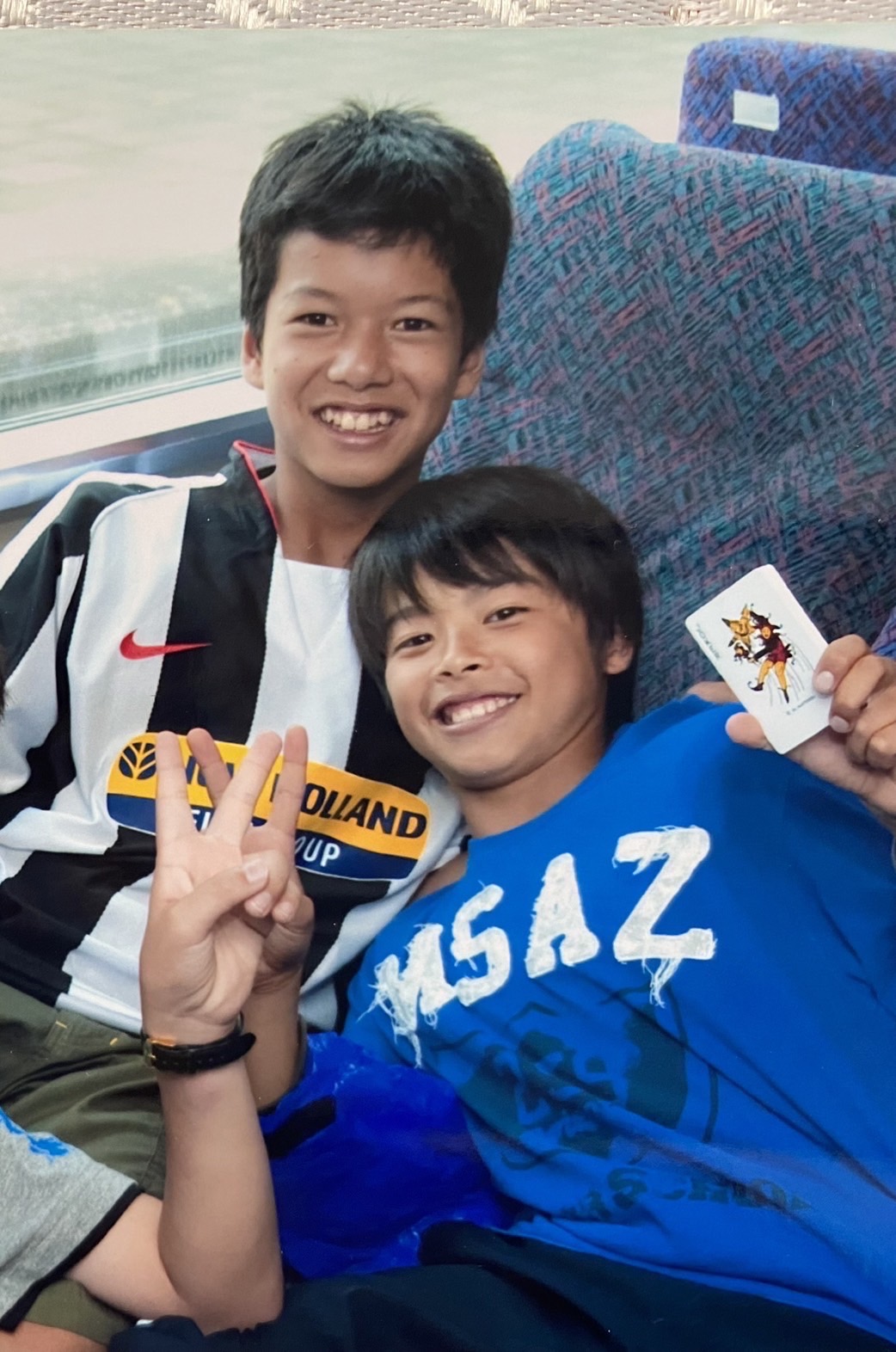 小学校時代、トランプでババ抜きをして遊ぶ三笘（右）と伊藤さん。三笘の左手には、今の自分の姿を予言するかのようにジョーカーが。