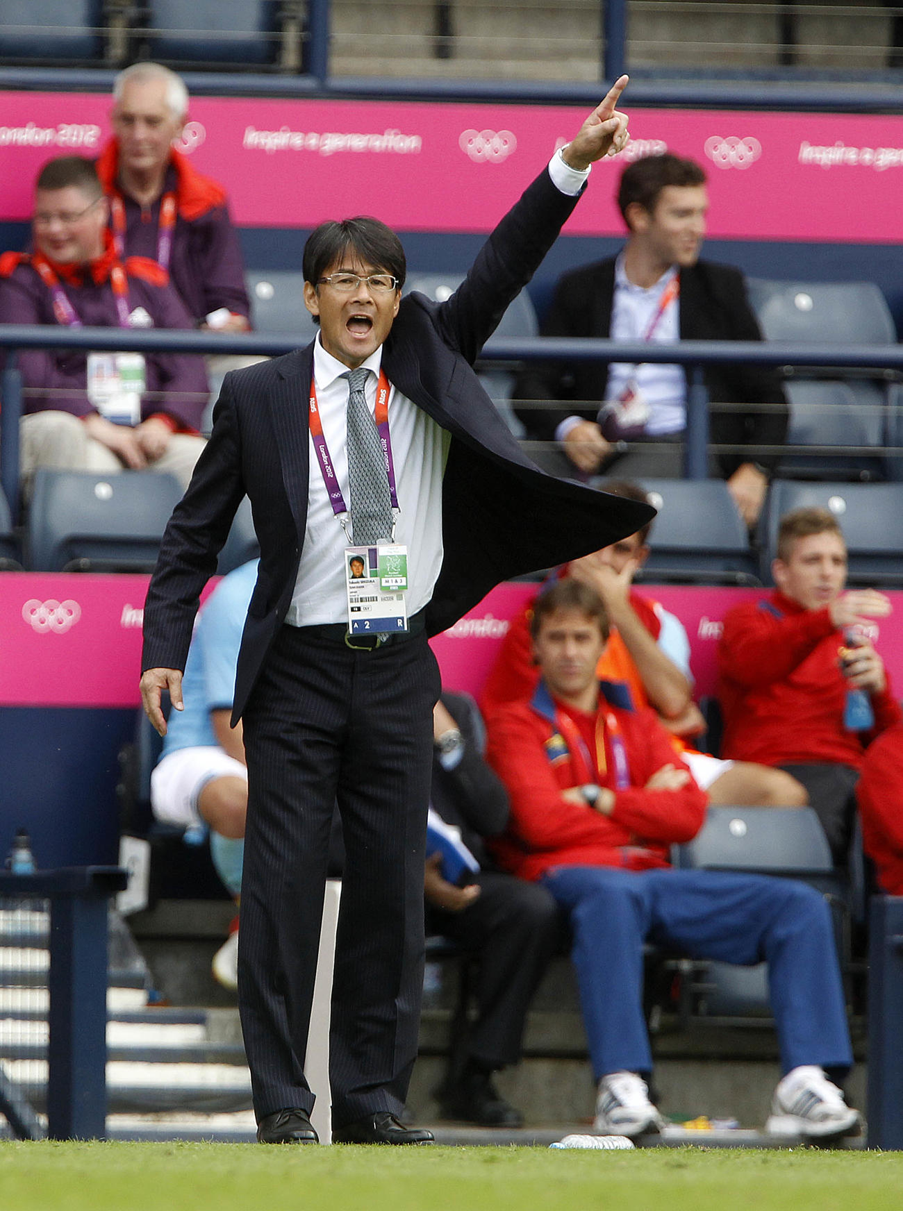 12年7月月26日、ロンドン五輪サッカー男子、1次リーグのスペイン戦で選手に指示を出す関塚監督