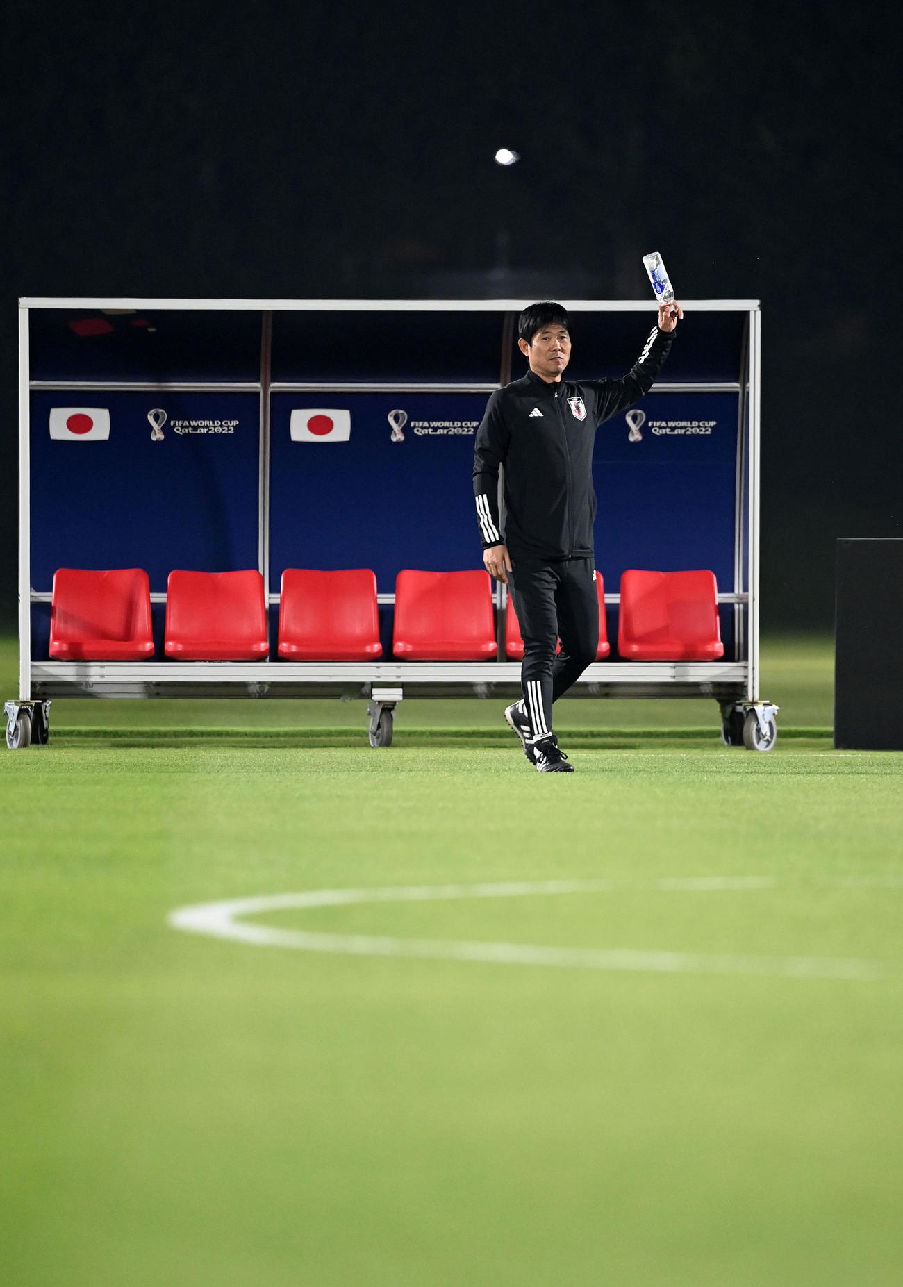 ペットボトルを振り上げて練習へ向かう森保監督（撮影・横山健太）