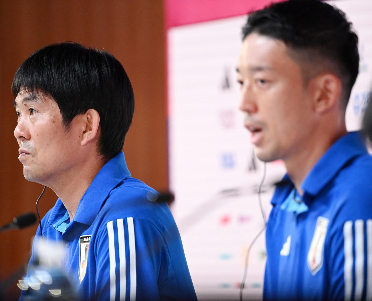 公式会見でスペイン戦への意気込みを語る森保一監督（左）とGK権田修一（撮影・横山健太）