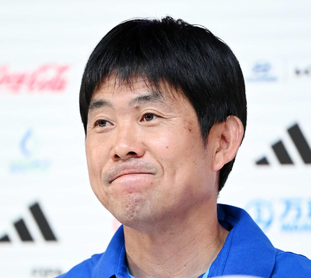 公式会見で笑顔を見せる森保監督（撮影・横山健太）