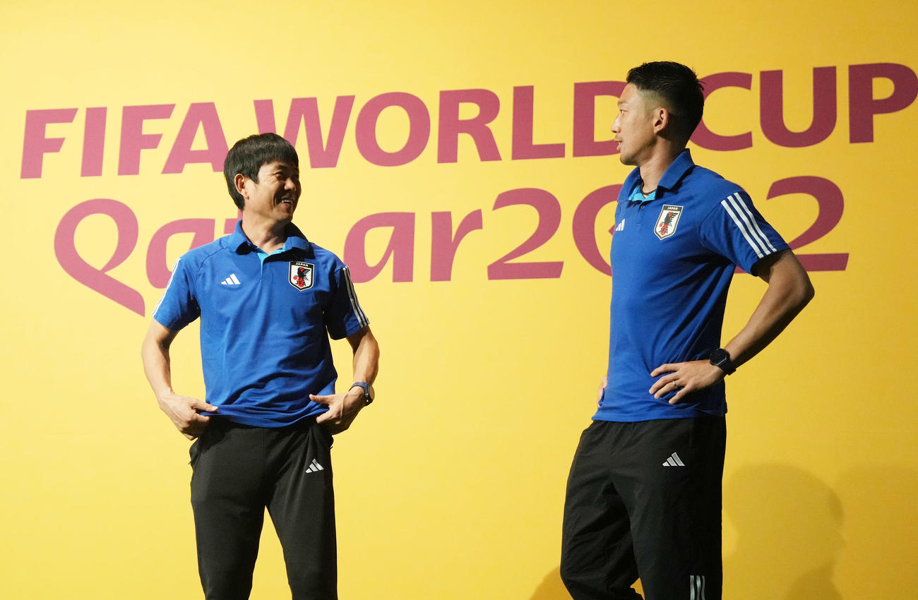 公式会見を前に笑顔を見せる日本代表森保監督（左）とGK権田（撮影・横山健太）