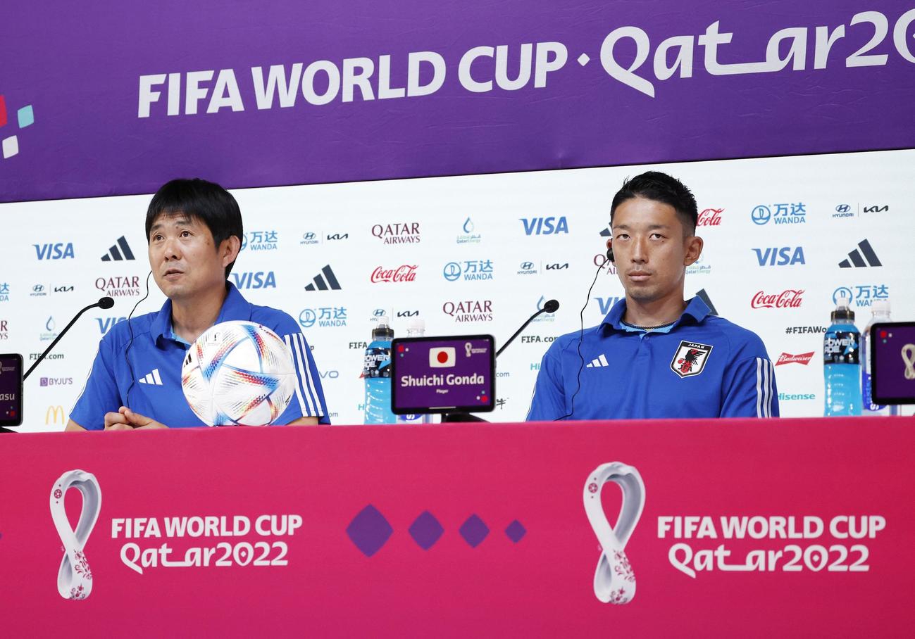 スペイン戦を前に記者会見する森保監督（左）とGK権田（共同）