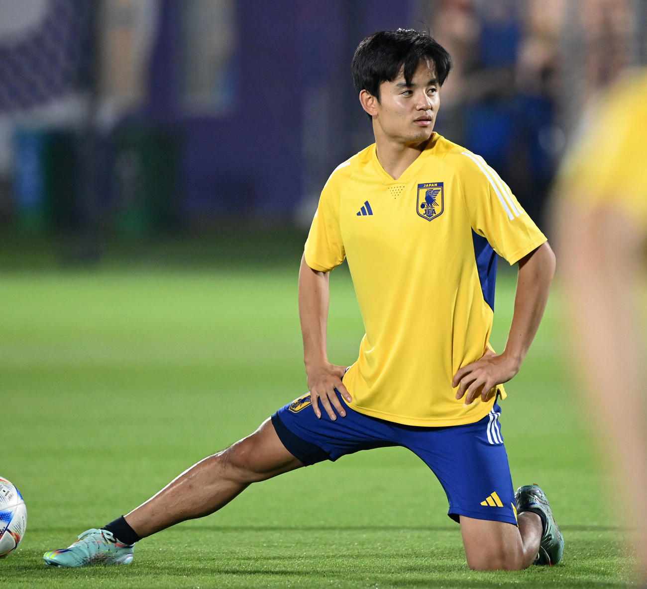 ストレッチをする久保建英（撮影・横山健太）