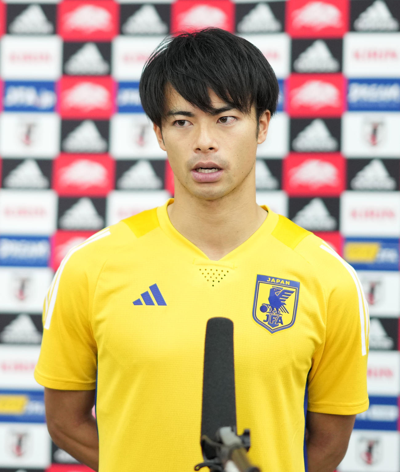 練習を終え取材に応じる三笘（撮影・横山健太）