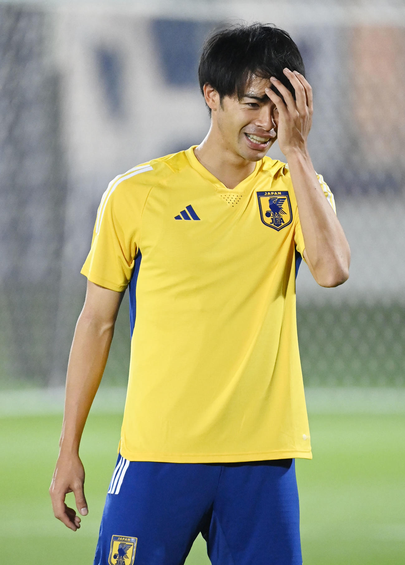 ボール回しで笑顔を見せる三笘（右）（撮影・横山健太）
