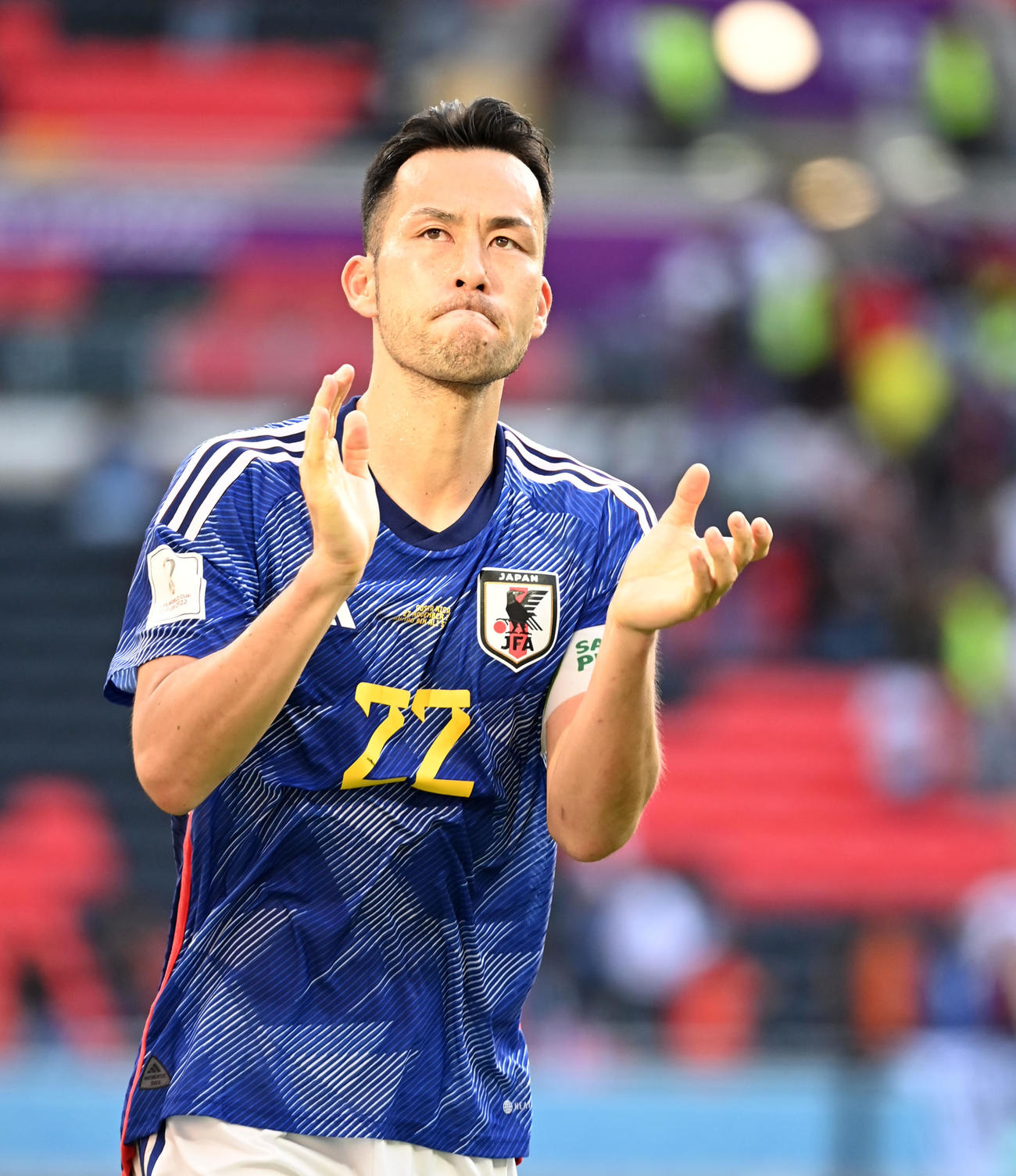 22年11月27日、日本対コスタリカ　試合を終えサポーターにあいさつする吉田麻也