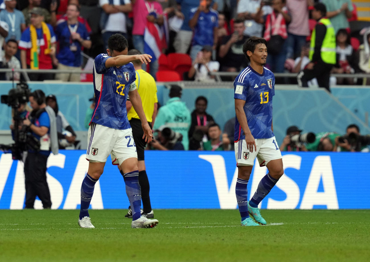 22年11月27日、日本対コスタリカ　後半、先制されさえない表情の吉田麻也（左）と守田英正