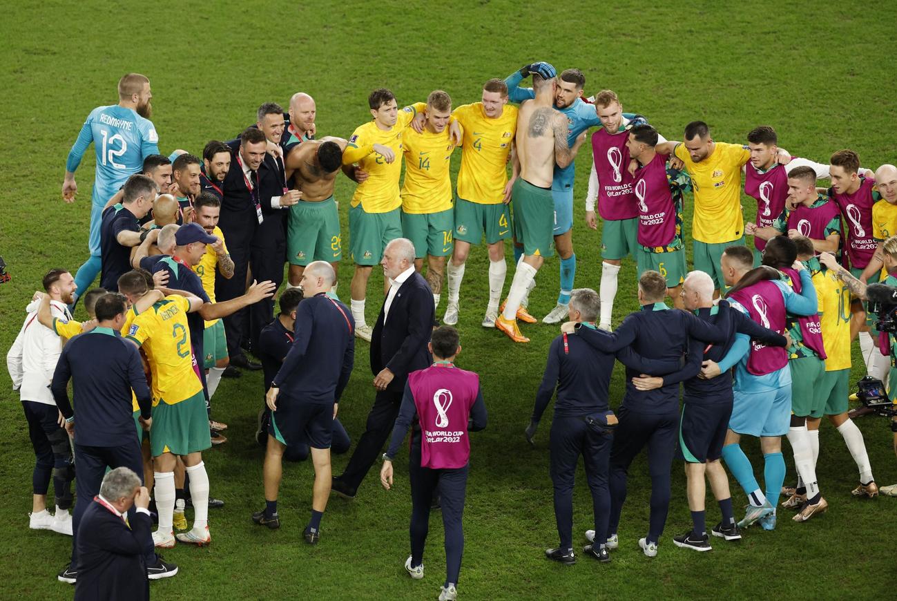 オーストラリア対デンマーク　決勝トーナメント進出を決め、輪になって喜ぶオーストラリアの選手たち（ロイター）