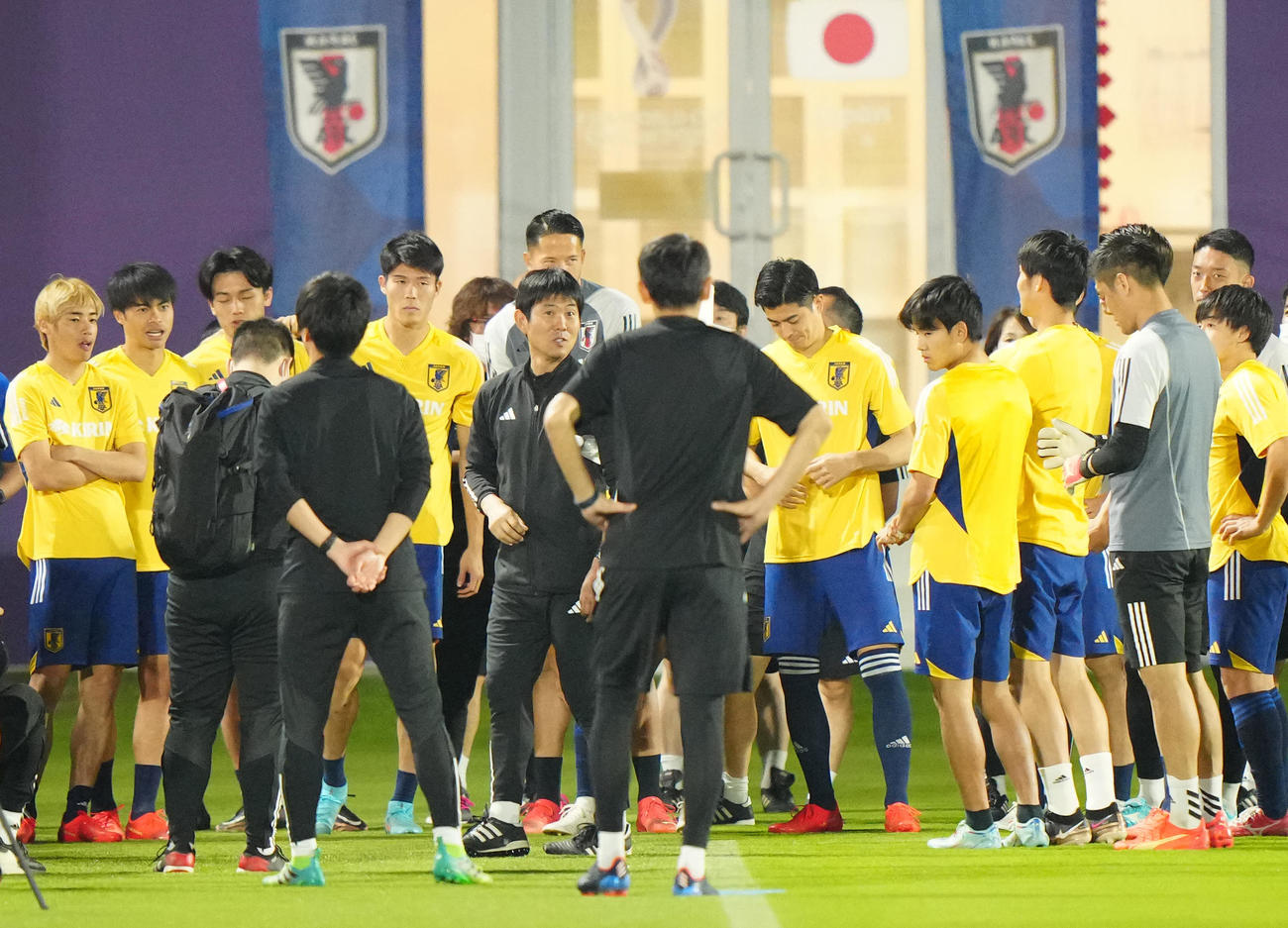 練習前、円陣で森保監督（中央）の話を聞く日本代表の選手たち。左から6人目は全体練習に合流した冨安（2022年11月29日撮影）