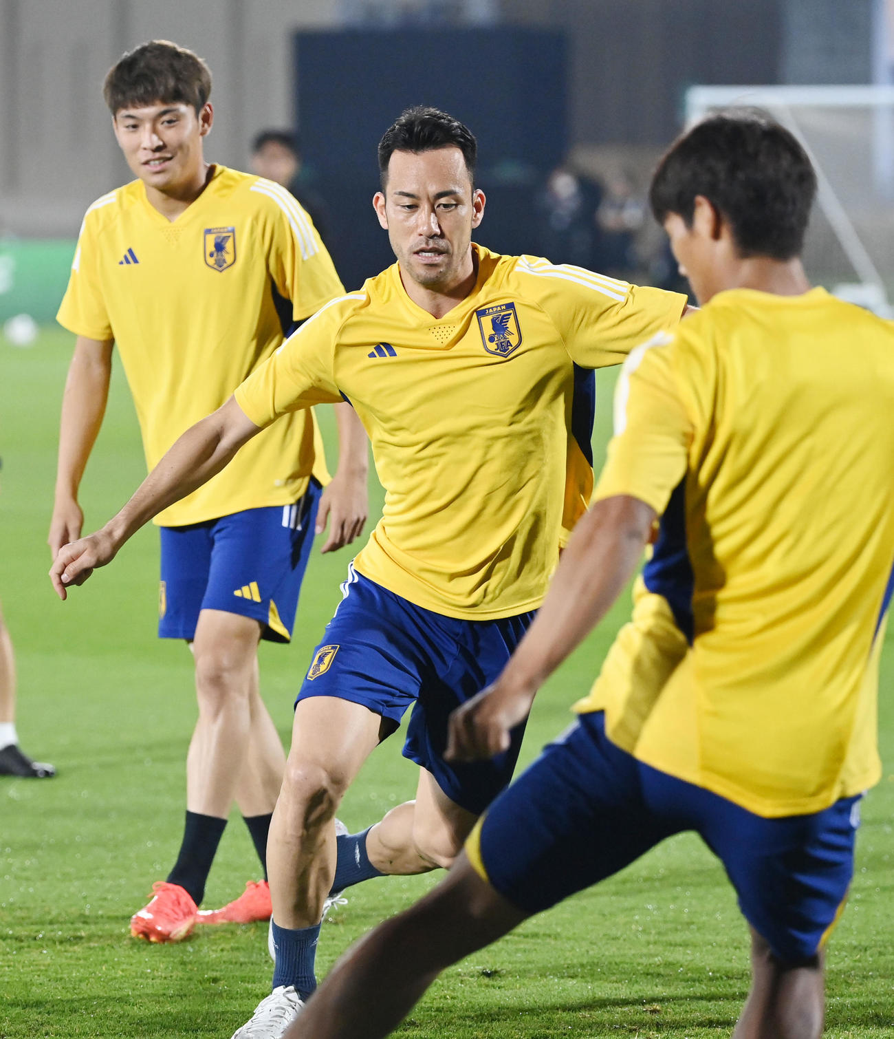 ボール回しで軽快な動きを見せる吉田（中央）（2022年11月30日撮影）