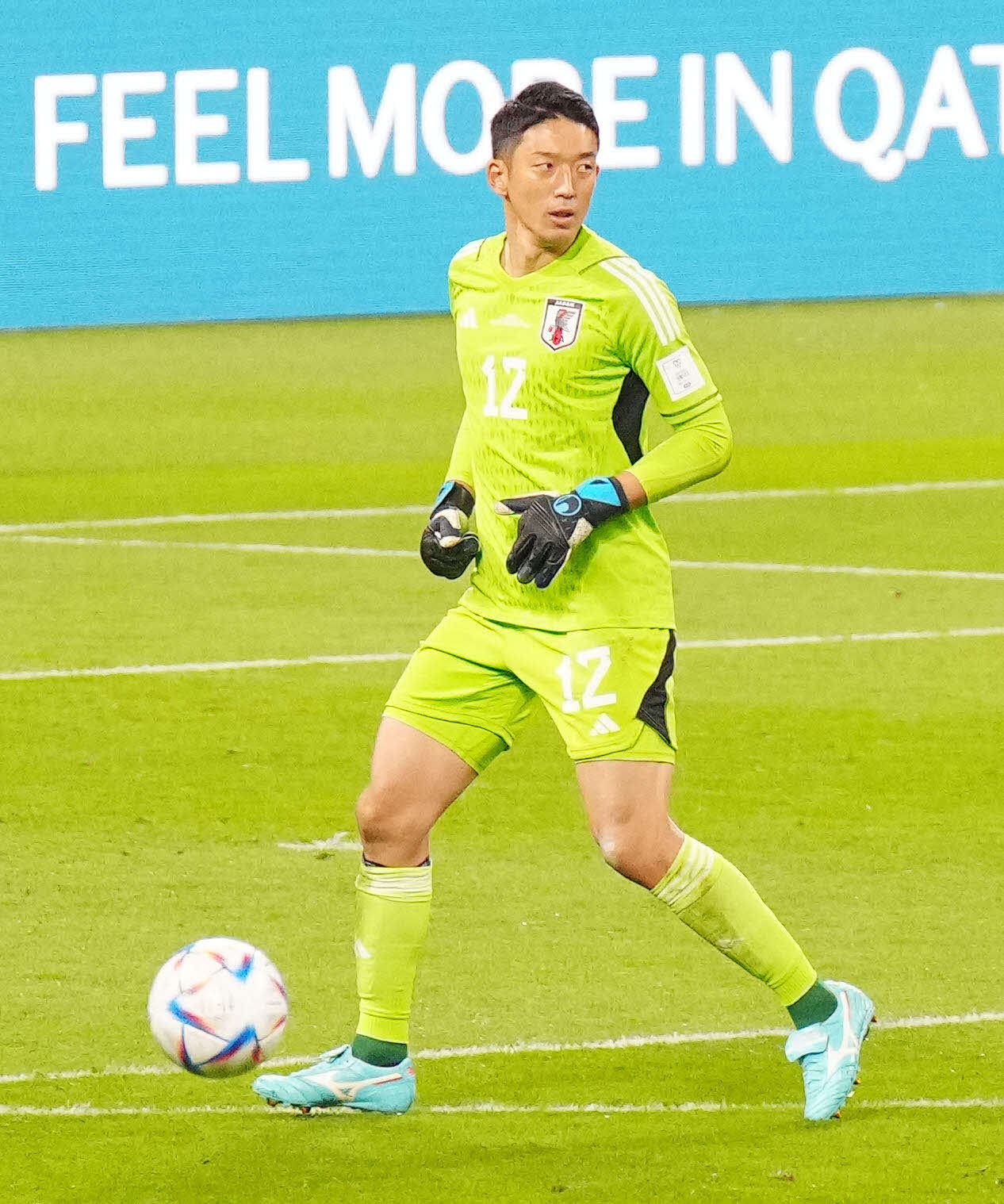 ドイツ戦でボールをキープするGK権田（2022年11月23日撮影）