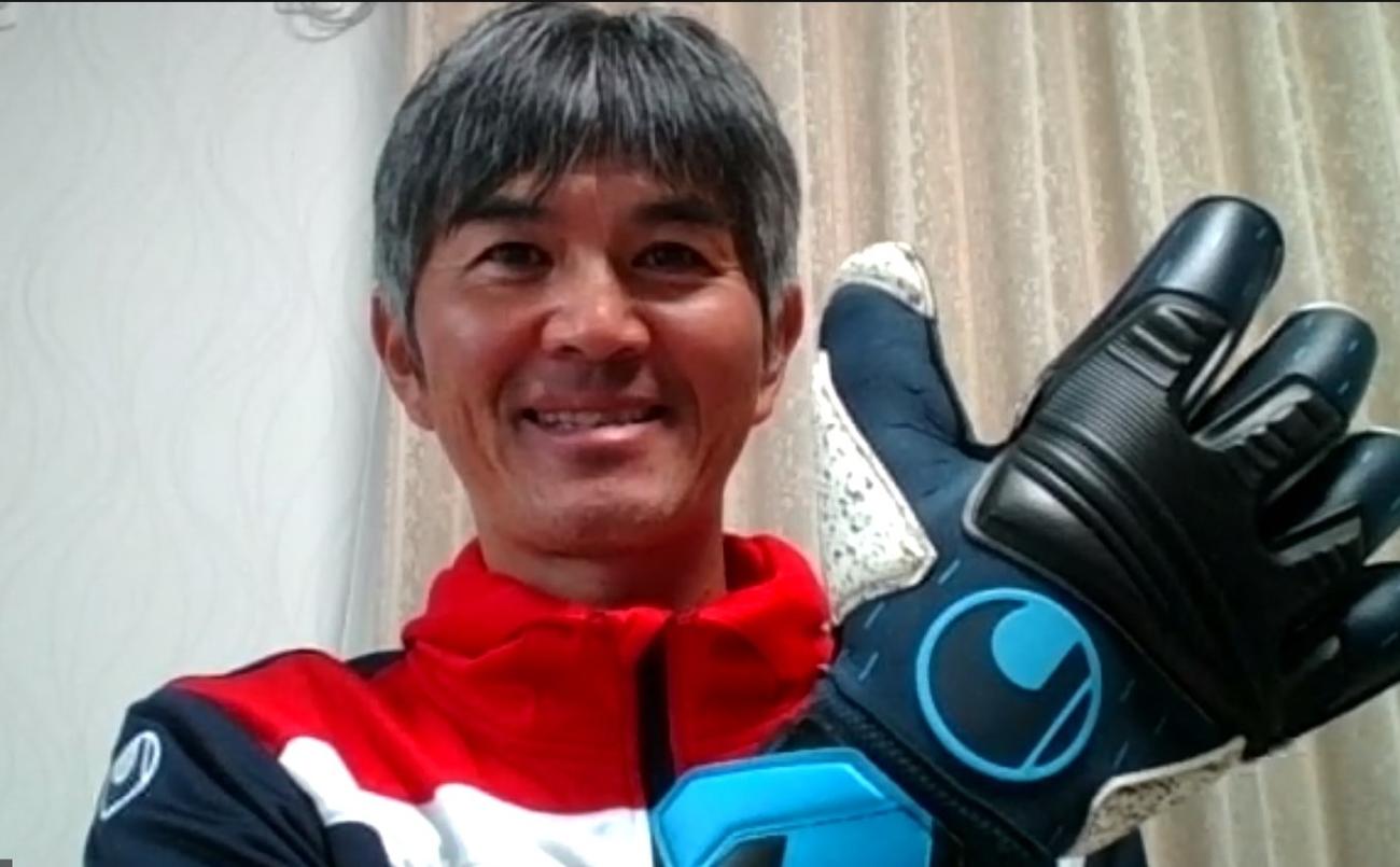 日本代表GK権田のグローブを担当するユナイテッドスポーツブランズジャパン株式会社の織茂徹也さん（撮影・藤塚大輔）