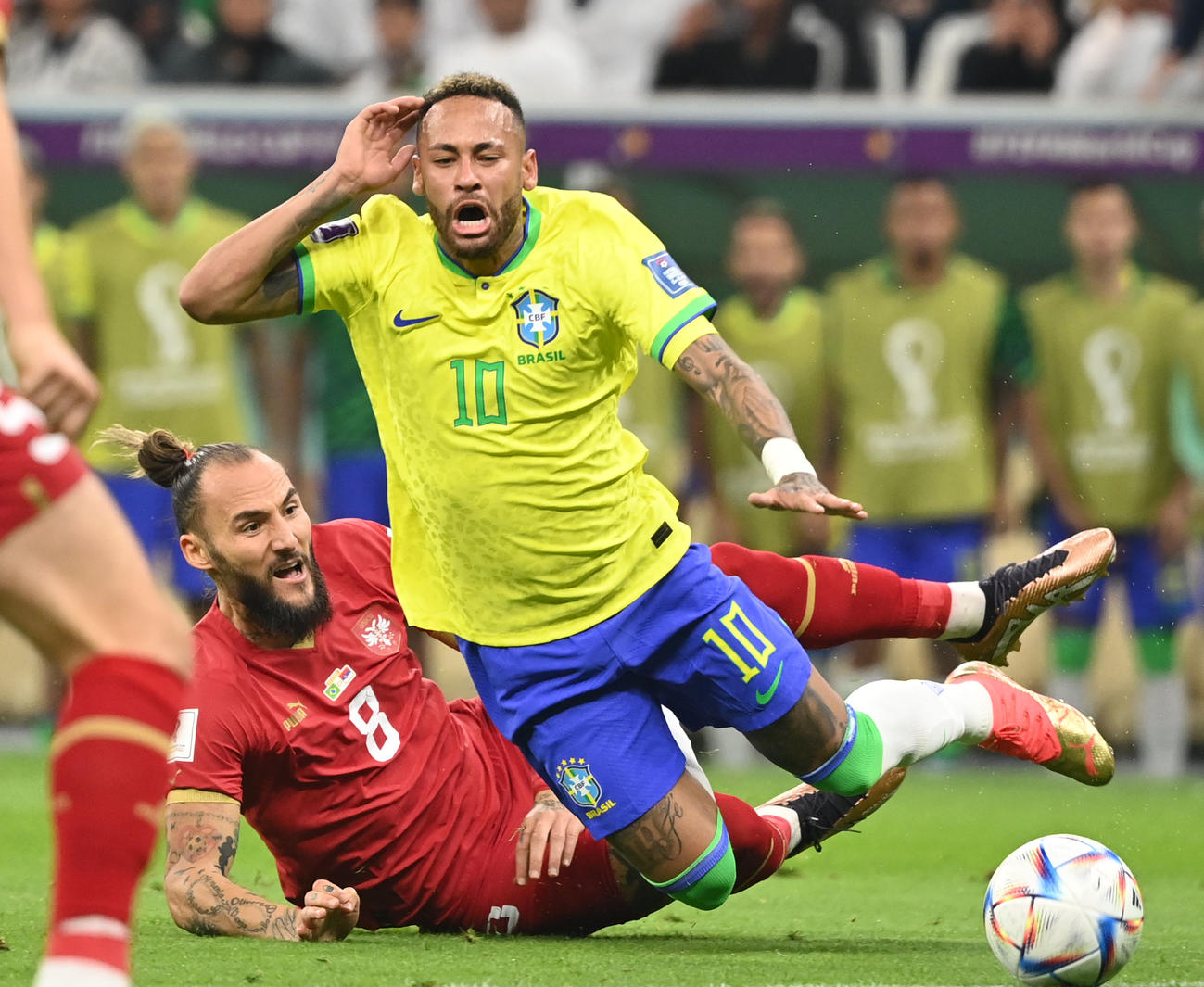 ブラジル対セルビア　後半、セルビア・グデリ（左）に倒されるブラジルのネイマール＝2022年11月24日