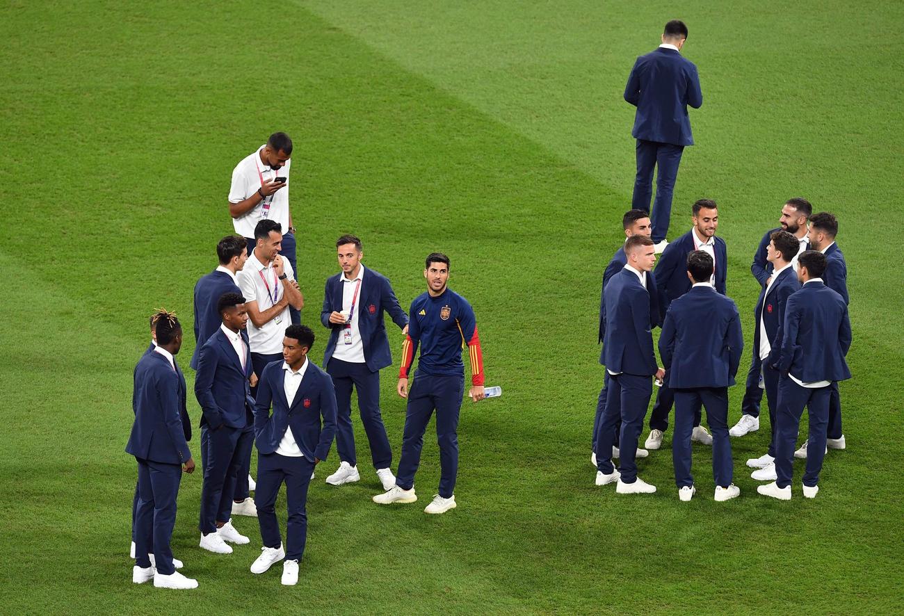 試合前にピッチに登場したスペイン代表（ロイター）