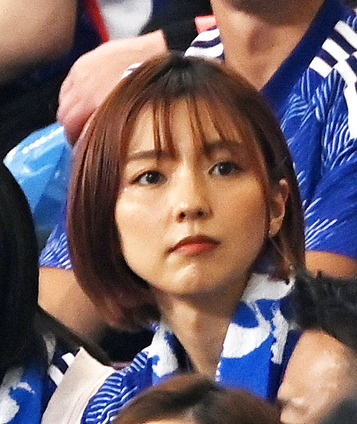 日本対スペイン　試合前、ピッチを見つめる真野恵里菜（撮影・横山健太）