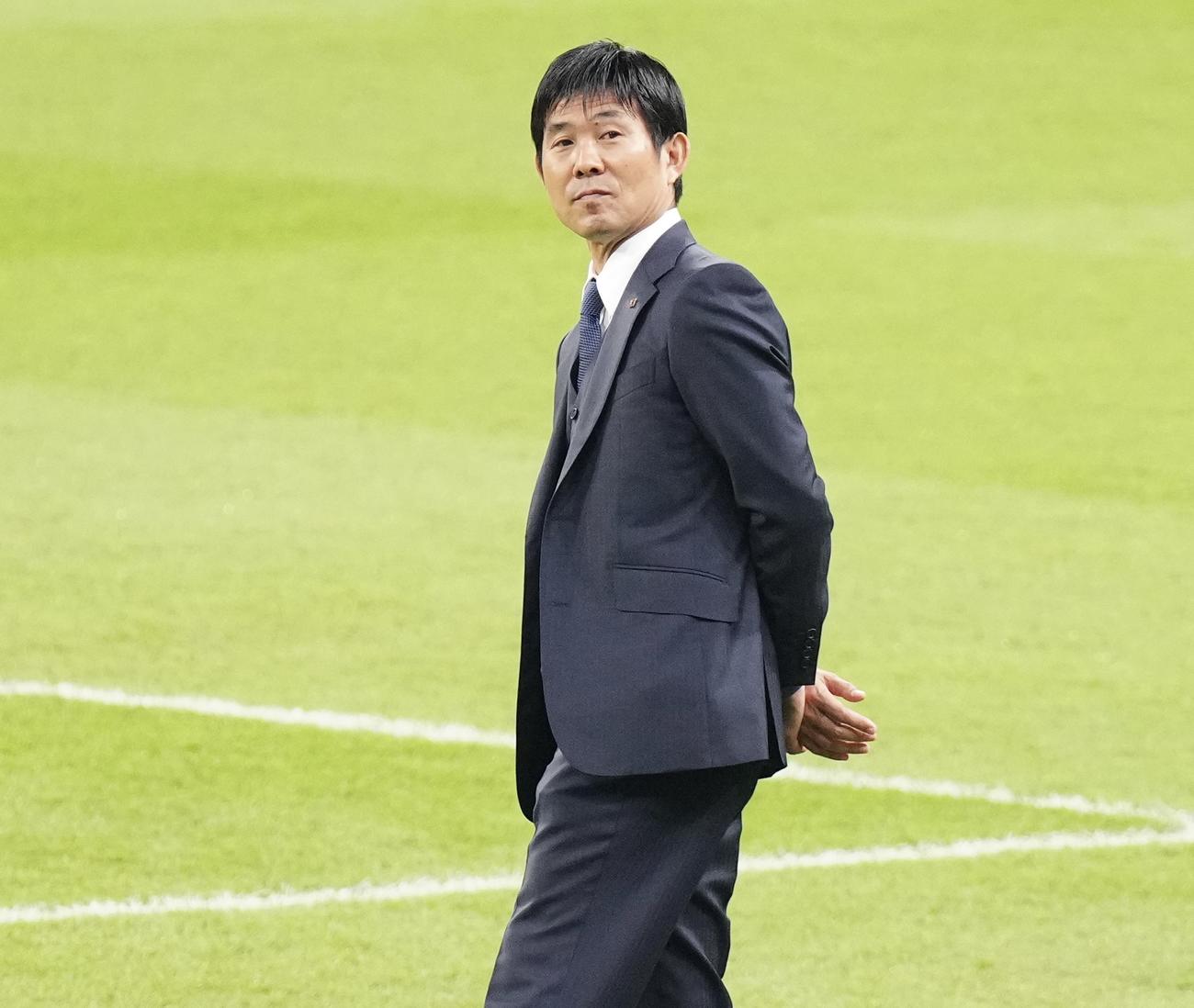 日本対スペイン　試合前、観客席に視線をやる日本の森保監督（撮影・江口和貴）
