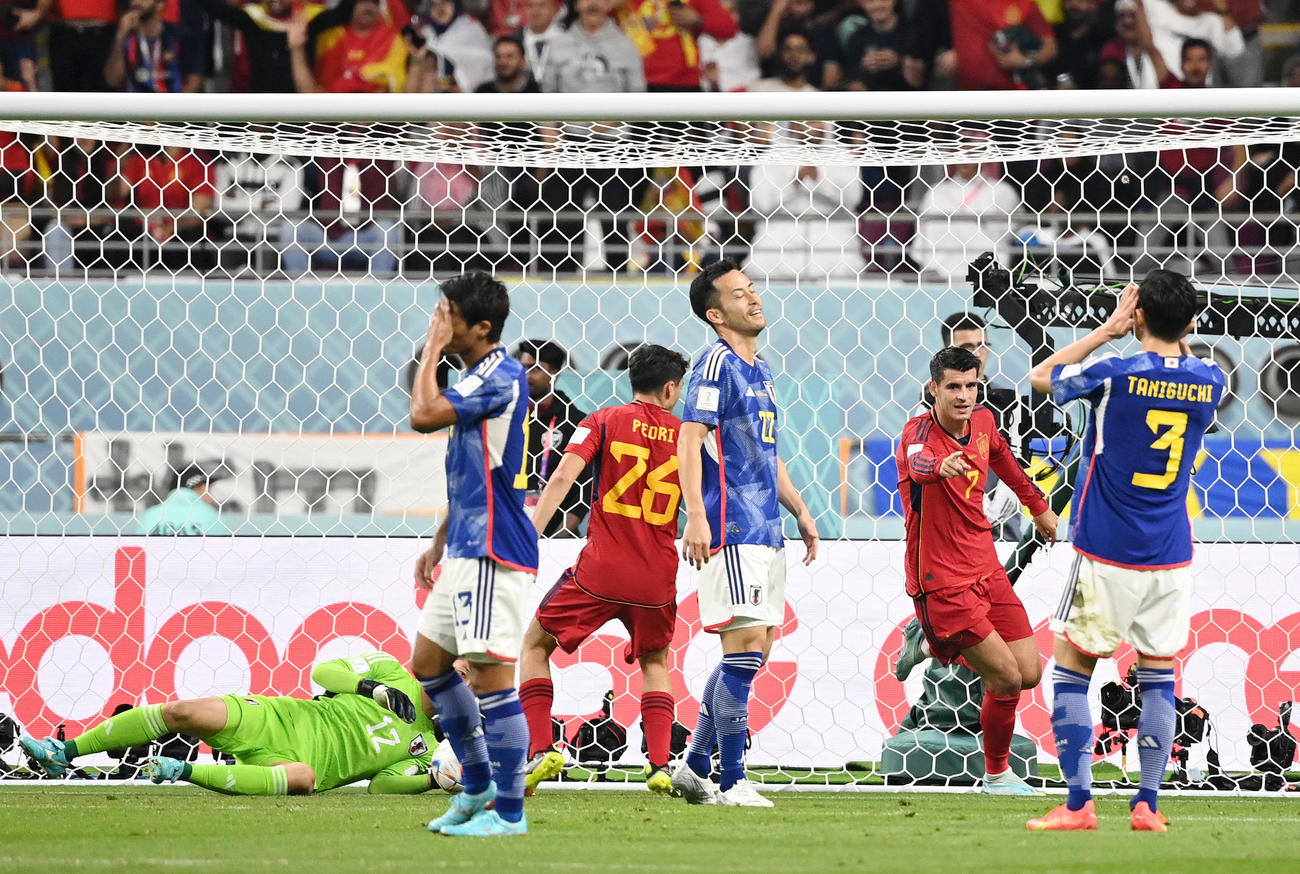 日本対スペイン　前半12分、モラタ（右から2人目）は先制ゴールを決める（撮影・横山健太）