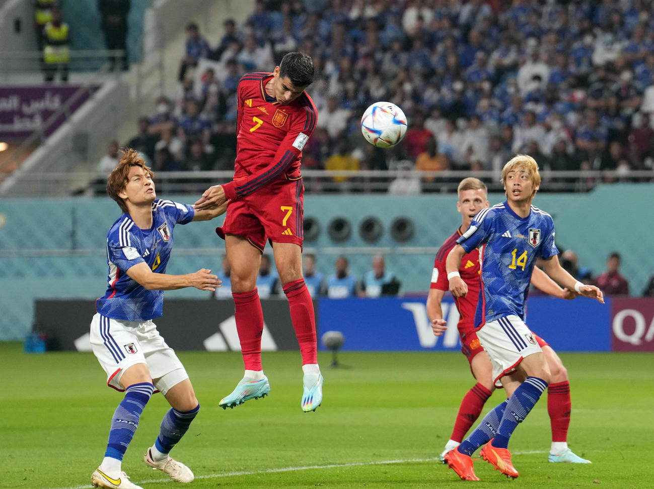 日本対スペイン　前半、ヘディングで先制ゴールを決めるスペインのモラタ（撮影・パオロ　ヌッチ）