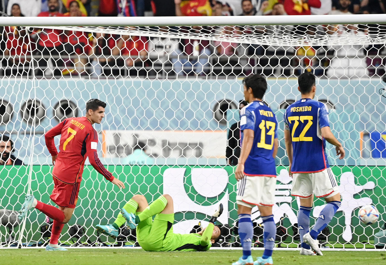 日本対スペイン　前半、モラタ＜7＞にヘディングで先制ゴールを奪われる日本。GK権田（撮影・横山健太）