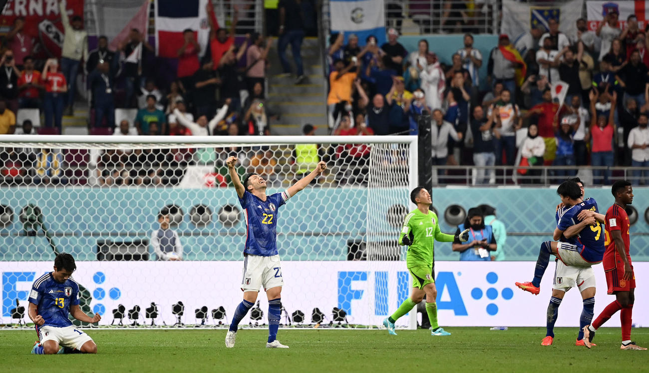 日本対スペイン　決勝トーナメント進出を果たし歓喜する日本代表イレブン（撮影・横山健太）