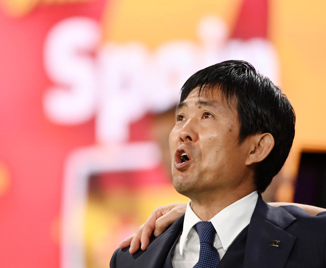 日本対スペイン　君が代を熱唱する日本の森保監督（撮影・横山健太）
