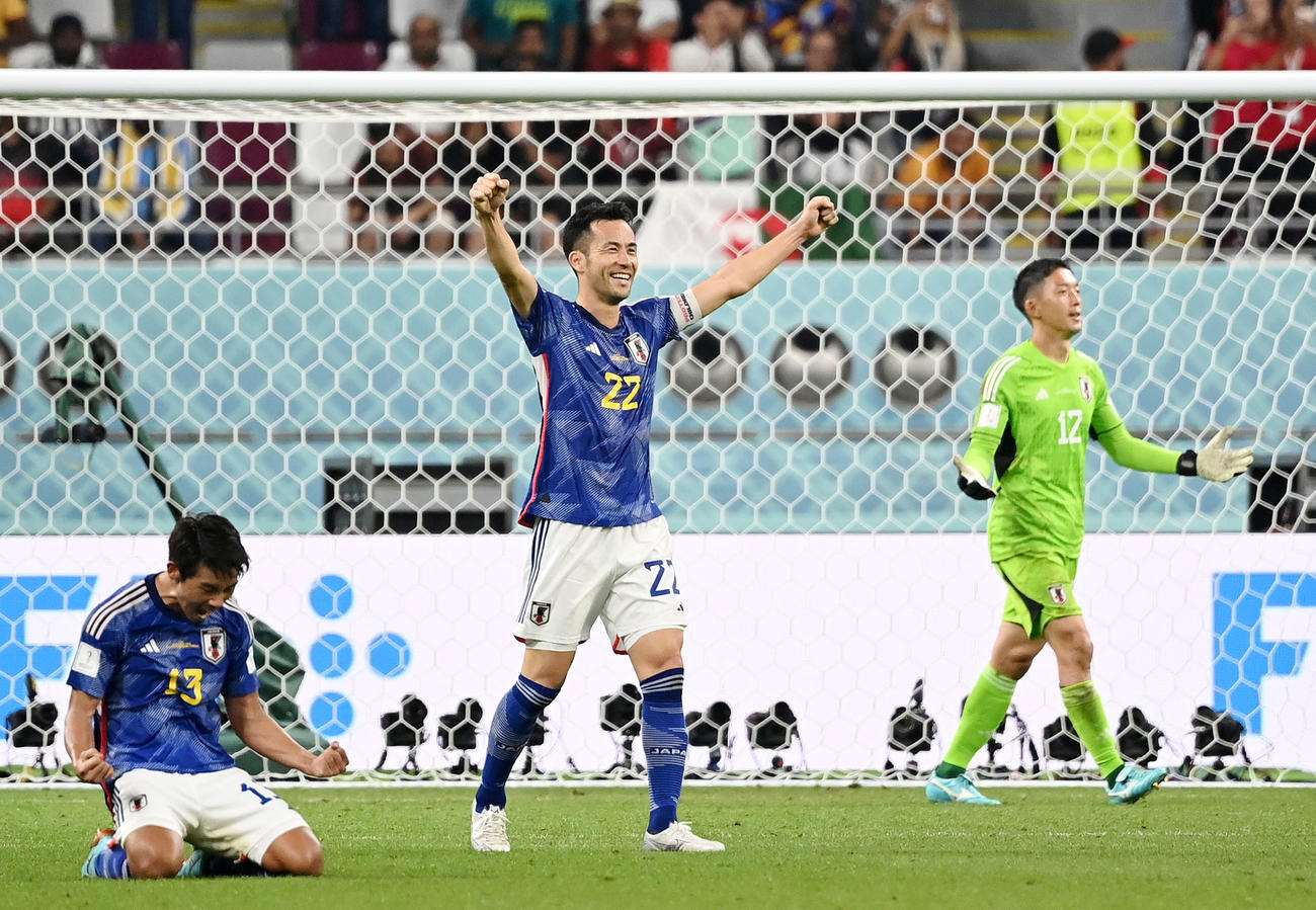 日本対スペイン　決勝トーナメント進出を果たし歓喜する日本代表イレブン（撮影・横山健太）