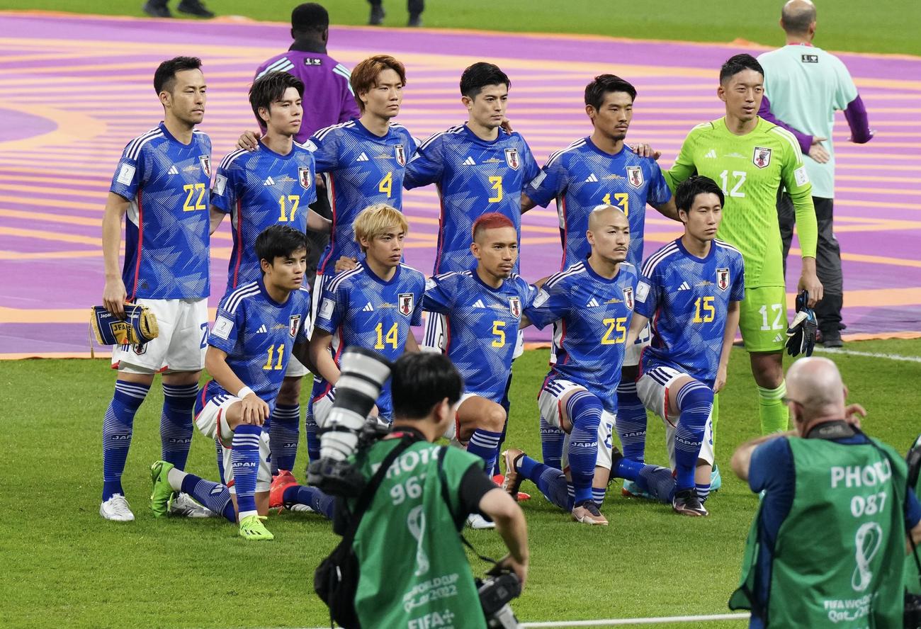 日本対スペイン集合写真に納まる日本代表先発イレブン（撮影・江口和貴）