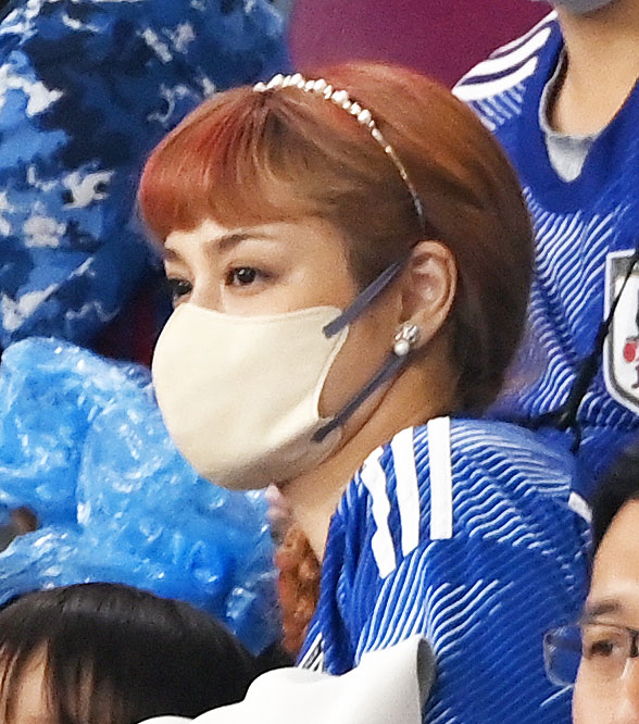 日本対スペイン　試合前、ピッチを見つめる平愛梨（撮影・横山健太）