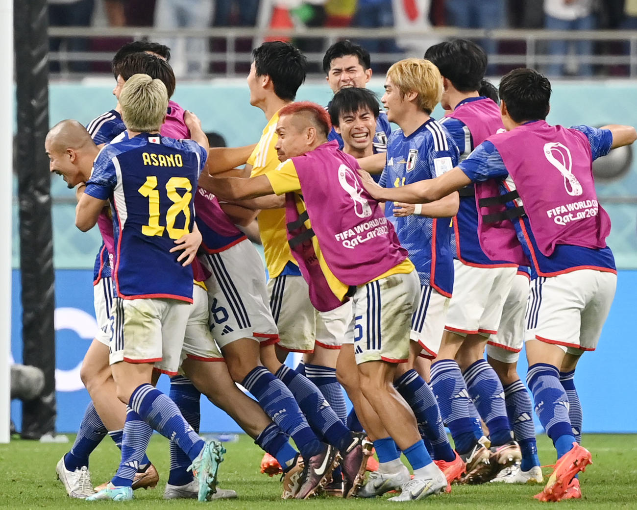 日本対スペイン　決勝トーナメント進出を果たし歓喜する日本代表イレブン（撮影・横山健太）