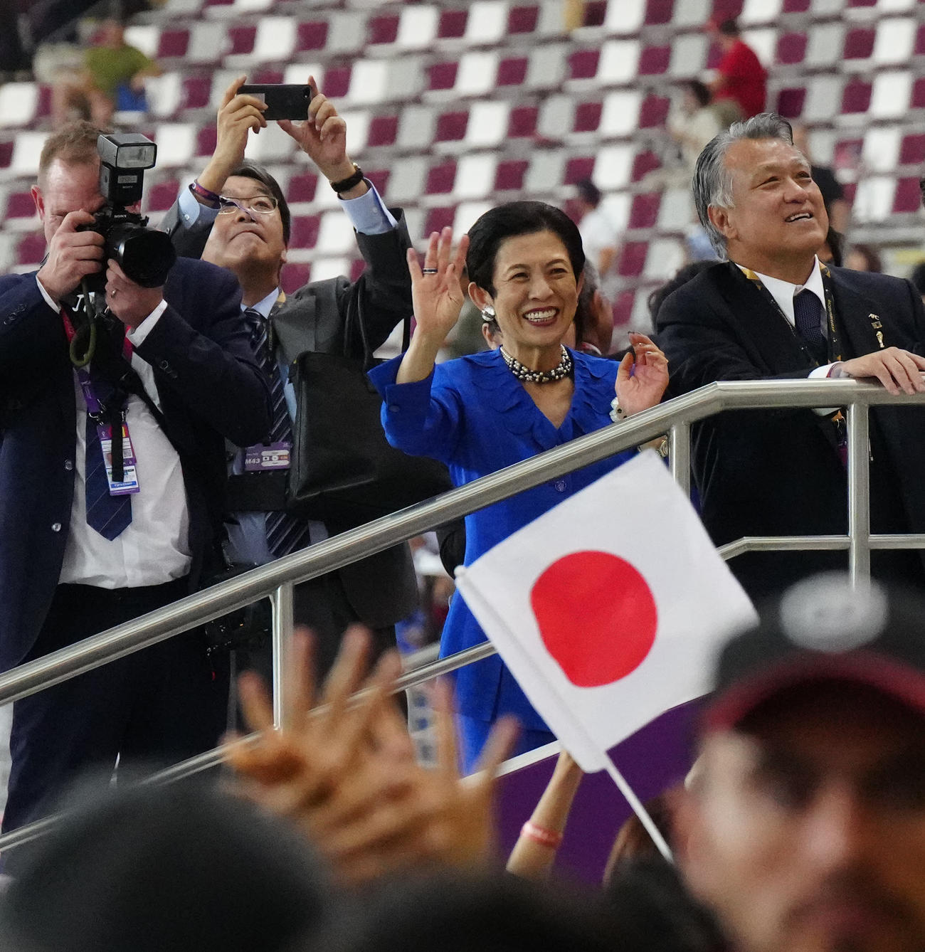 日本対スペイン　試合後、勝利を喜ぶ高円宮妃久子さま。右は日本サッカー協会田嶋会長（撮影・江口和貴）