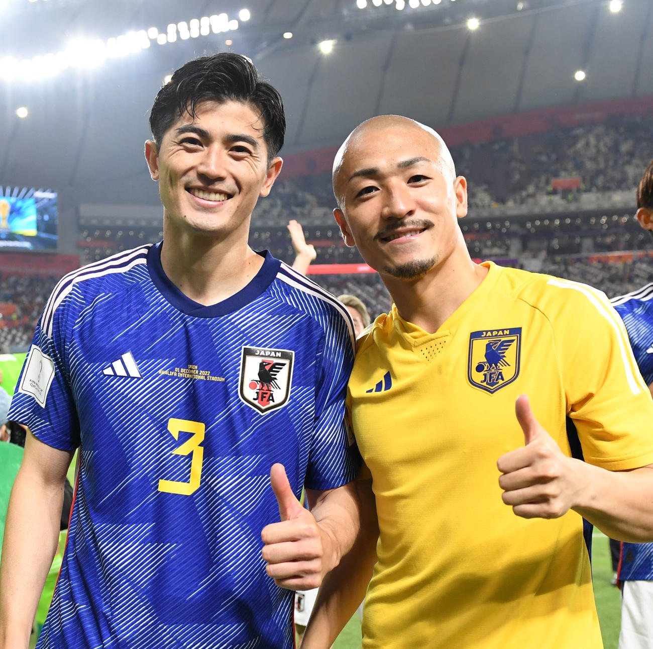 日本対スペイン　1位通過で決勝トーナメント進出を決め、笑顔を見せる谷口（左）と前田（撮影・横山健太）