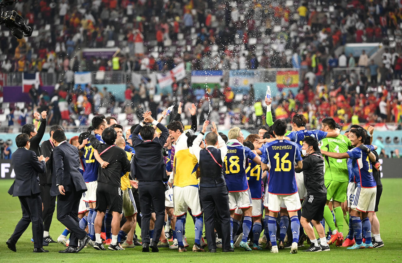 日本対スペイン　1位通過で決勝進出を果たし歓喜する日本代表イレブン（撮影・横山健太）