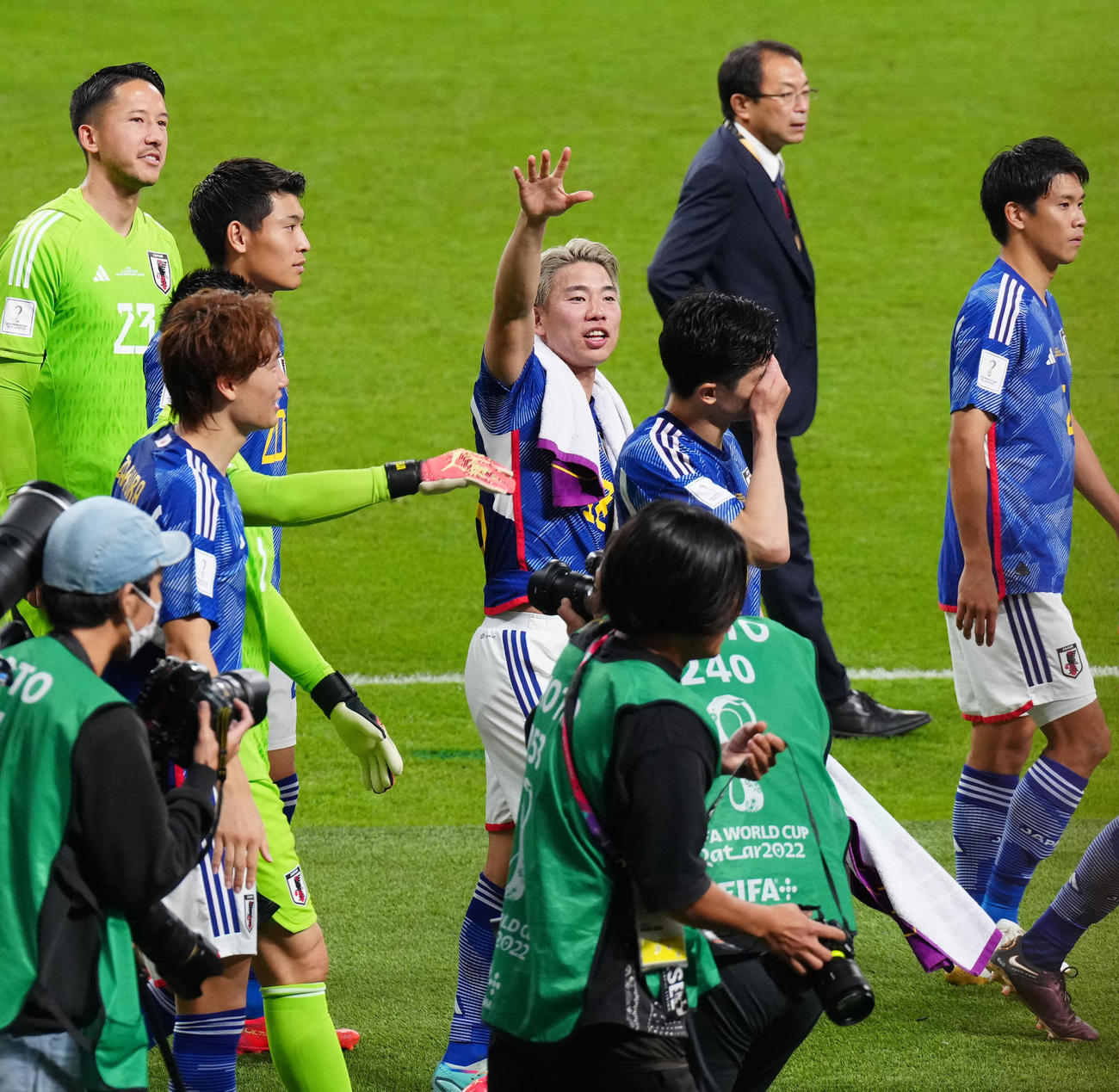 日本対スペイン　試合後、場内1周する浅野（中央）ら（撮影・江口和貴）