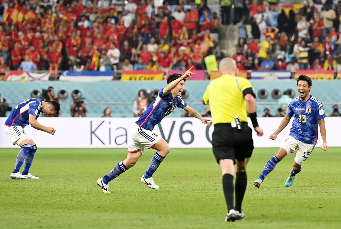 日本対スペイン　後半、VAR判定の結果勝ち越しゴールとなり、歓喜のダッシュを決める田中（撮影・横山健太）