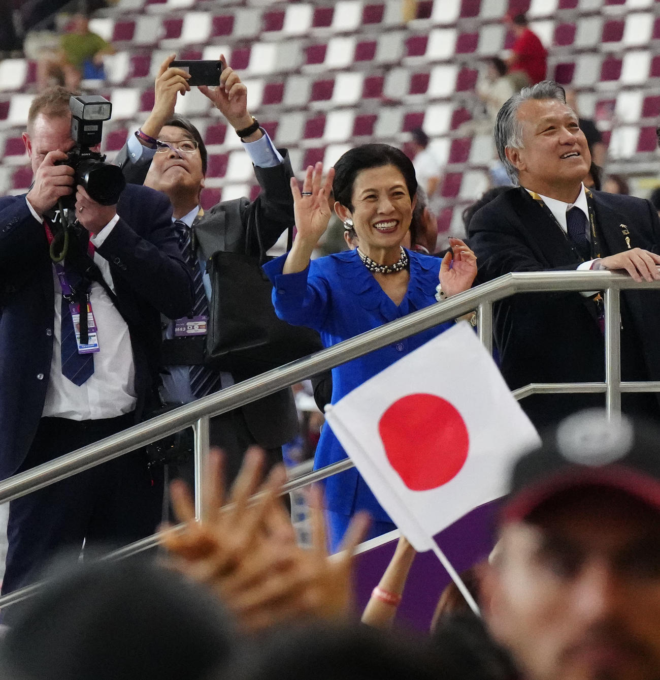試合後、勝利を喜ぶ高円宮妃久子さま。右は日本サッカー協会田嶋会長（撮影・江口和貴）