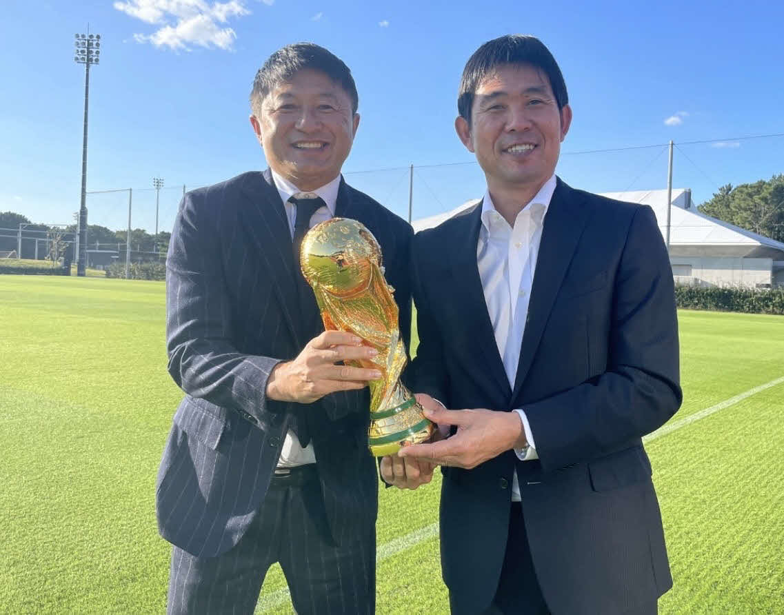 W杯開幕直前に対談し、W杯のレプリカを手に記念撮影した武田修宏氏（左）と日本代表の森保一監督