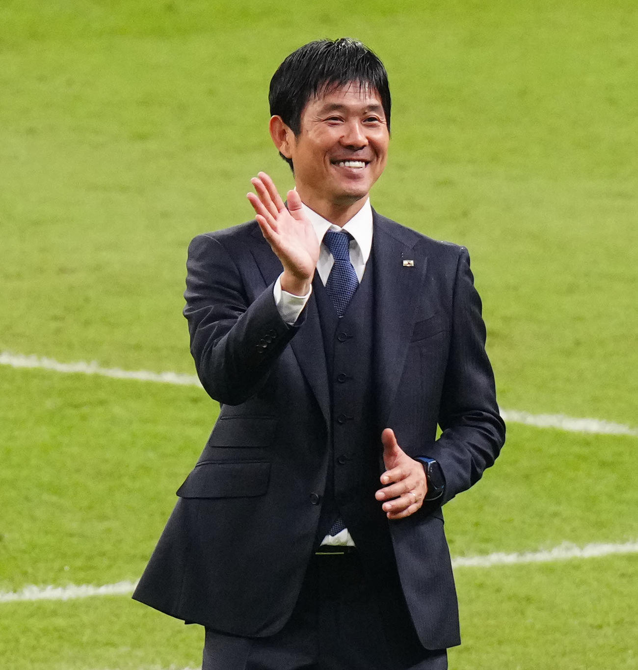 日本対スペイン　試合後、客席に向かって笑顔を見せる森保監督（撮影・江口和貴）
