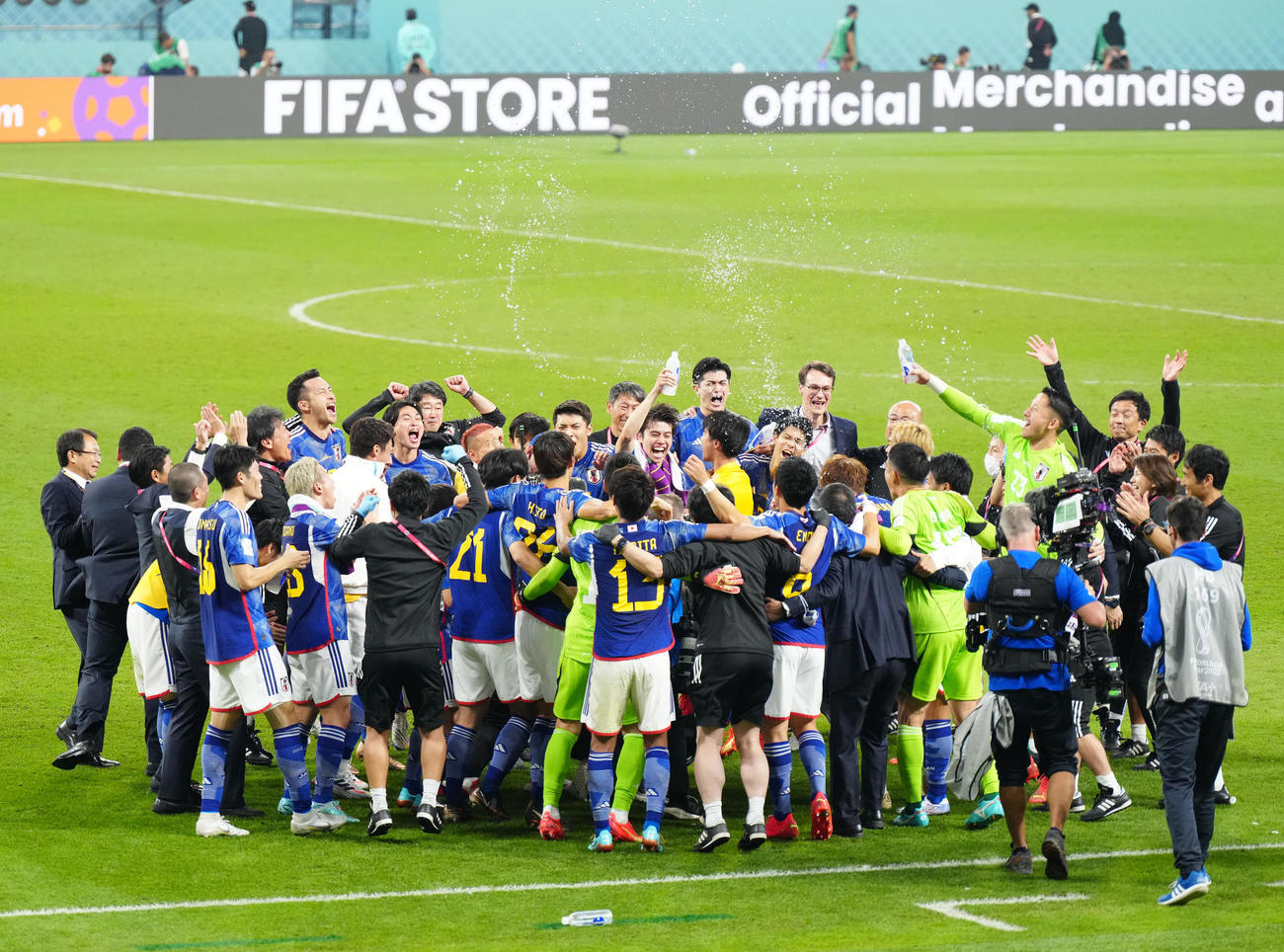 日本対スペイン　試合後、勝利を喜ぶ田中（中央）ら日本代表の選手たち（撮影・江口和貴）