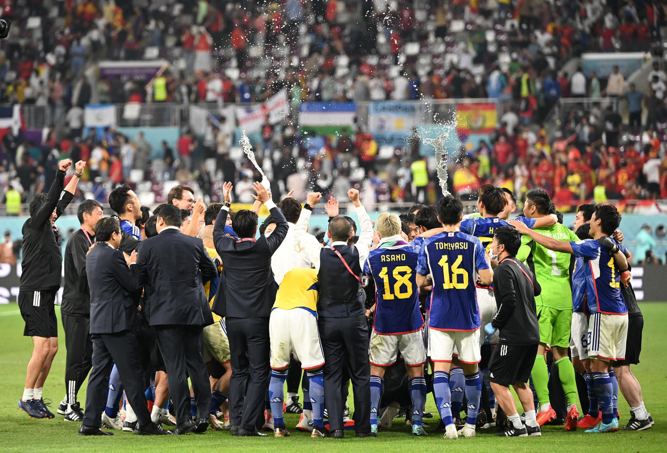 日本対スペイン　1位通過で決勝進出を果たし歓喜する日本代表イレブン（撮影・横山健太）
