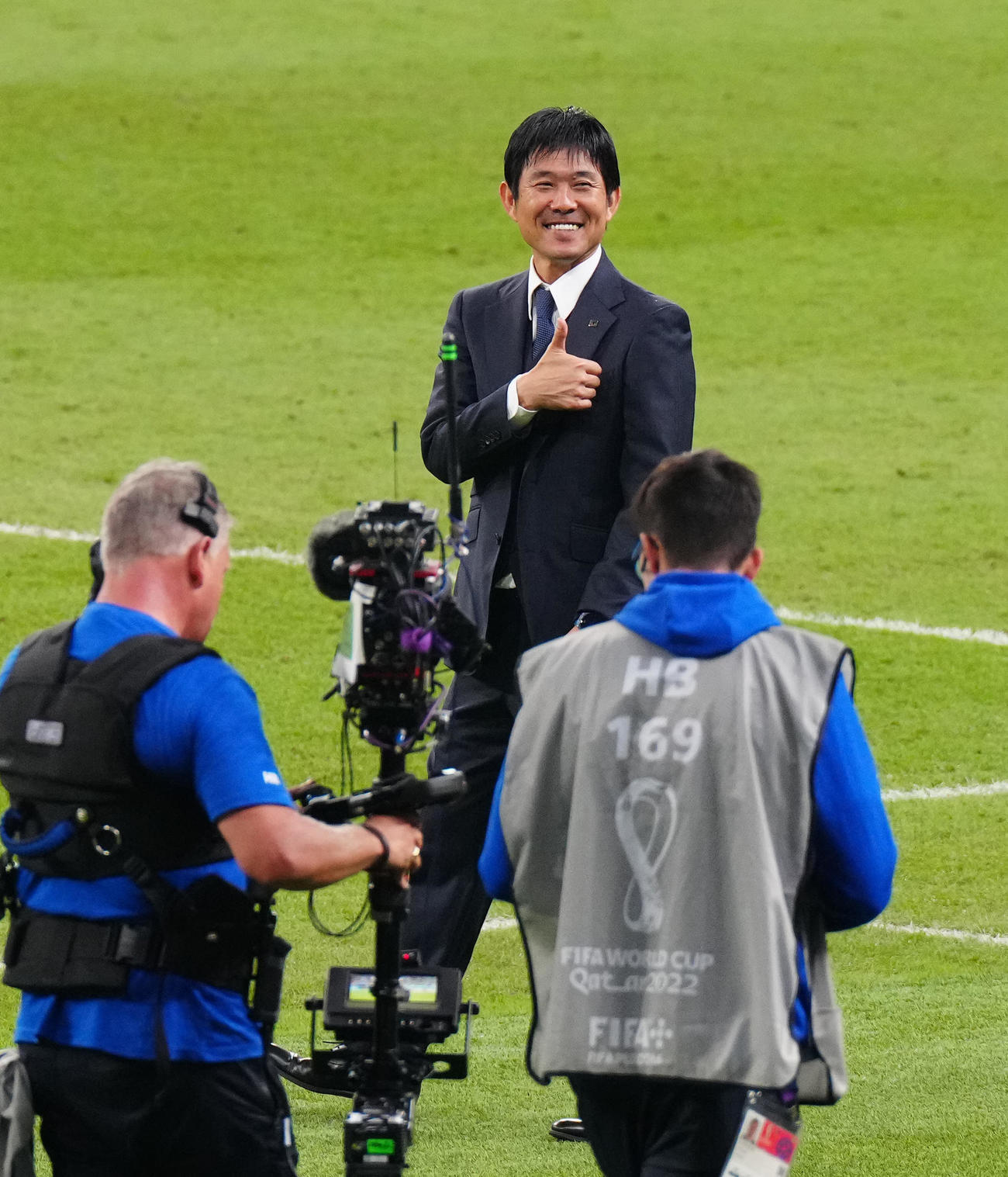 日本対スペイン　試合後、客席に向かって、サムズアップポーズを見せる森保監督（撮影・江口和貴）